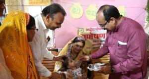 ‘बच्चों के अंदर अपना बचपना ढूंढता हूं…’ : जमीन पर बैठकर बच्चों संग खेले श्री अरुण साव